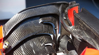 Detail předního křídla Ferrari SF71H v Rakousku, uprostřed uvíznutý kousek gumy z pneumatik Pirelli