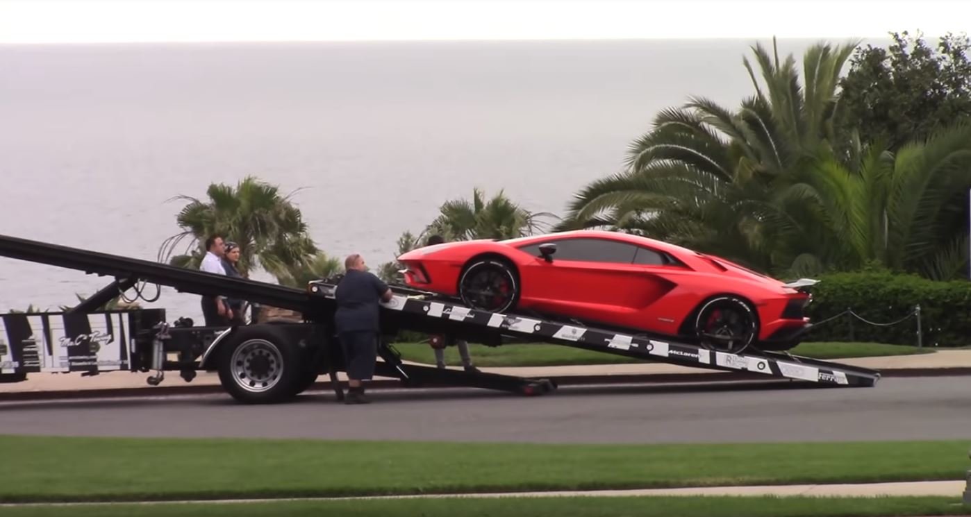 Justin Bieber přidal do své sbírky novou hračku - červené Lamborghini Aventador S