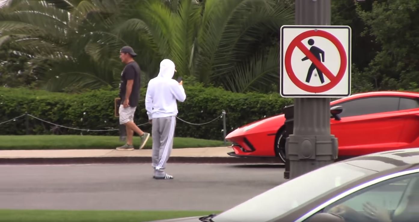 Justin Bieber přidal do své sbírky novou hračku - červené Lamborghini Aventador S