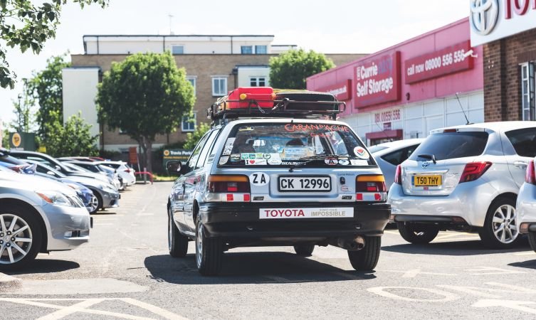 Julia Albu absolvovala ve své Toyotě Corolla přes 12 000 km dlouhou cestu z Kapského Města až do Londýna