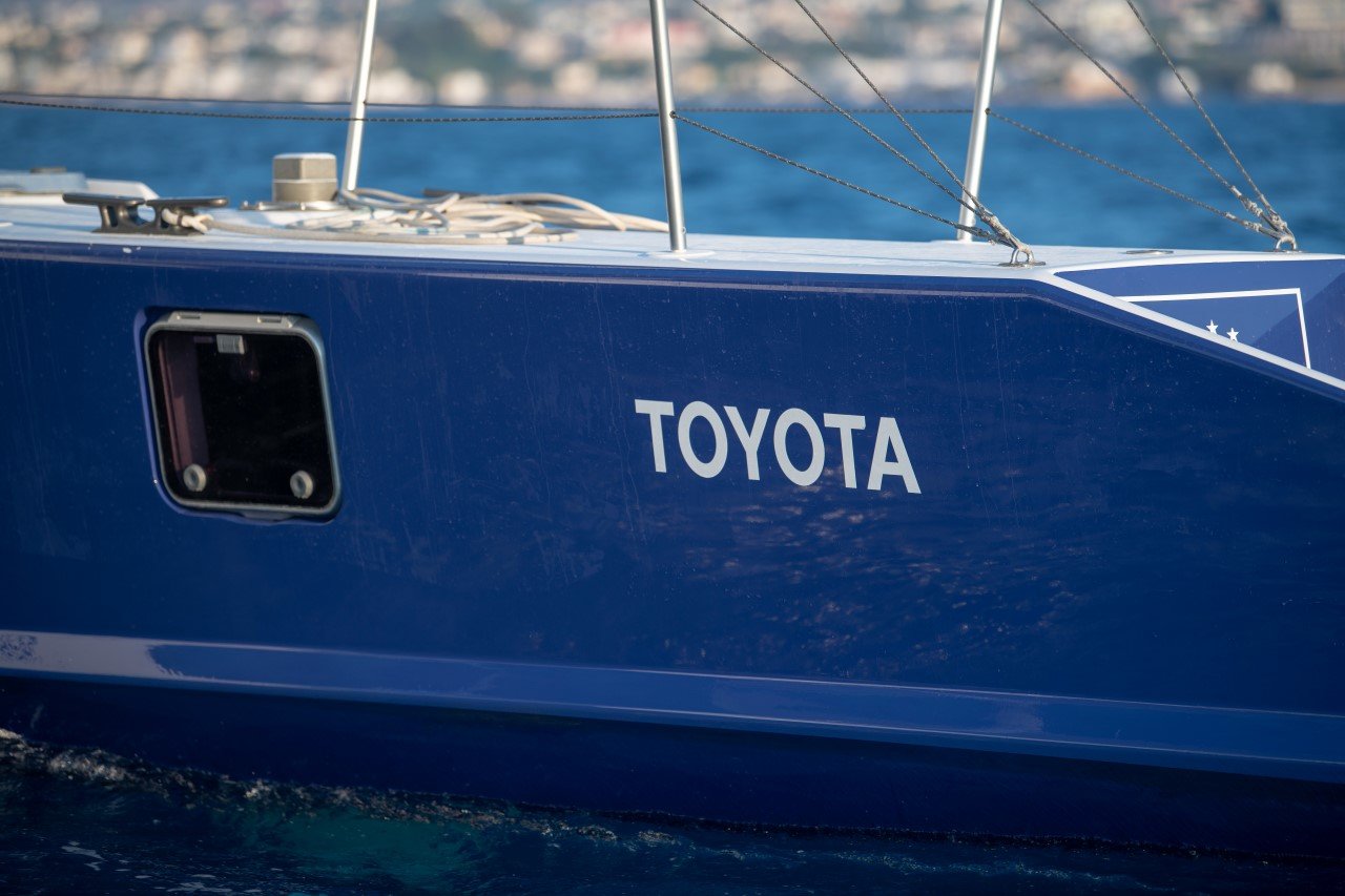 První vodíková loď vyrazila na plavbu kolem světa. S podporou Toyoty