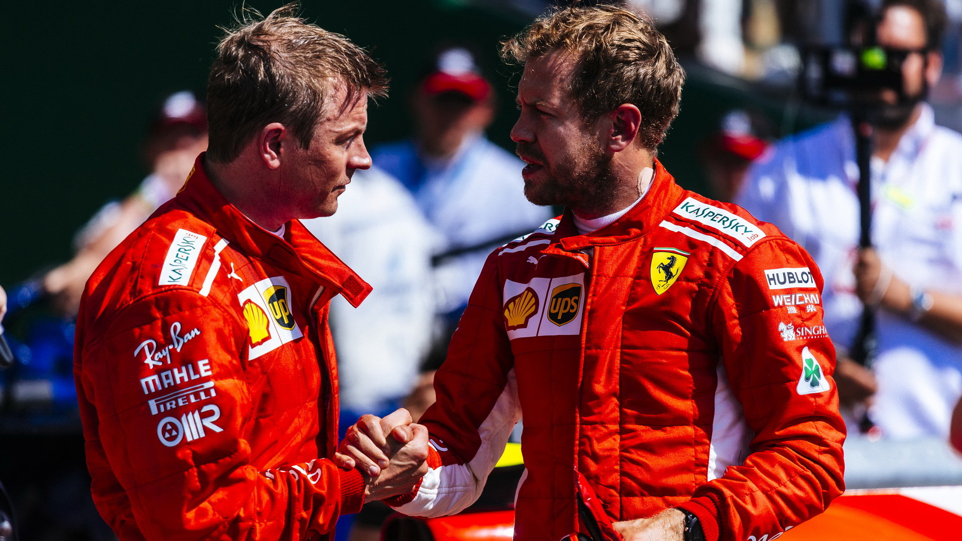 Kimi Räikkönen a Sebastian Vettel po úspěšném závodě v Silverstone