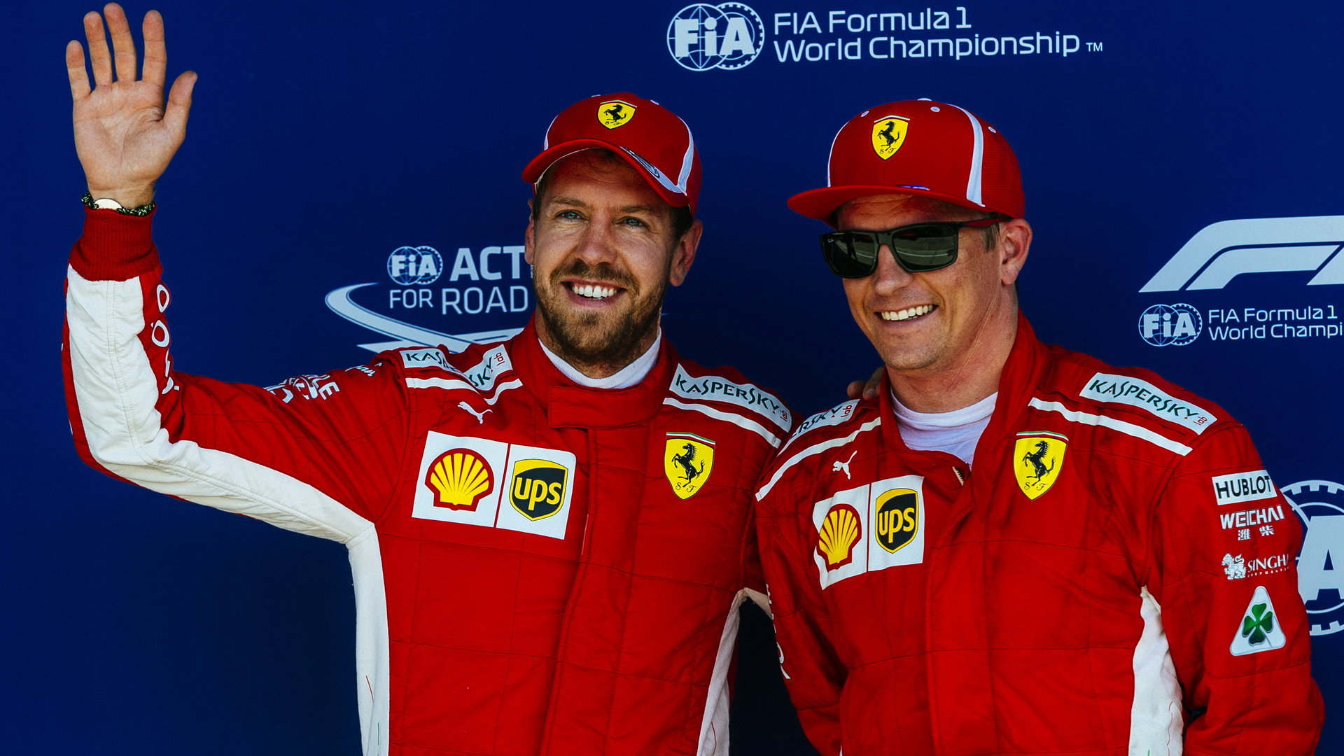 Týmoví kolegové Ferrari - Sebastian Vettel (vlevo) a Kimi Räikkönen