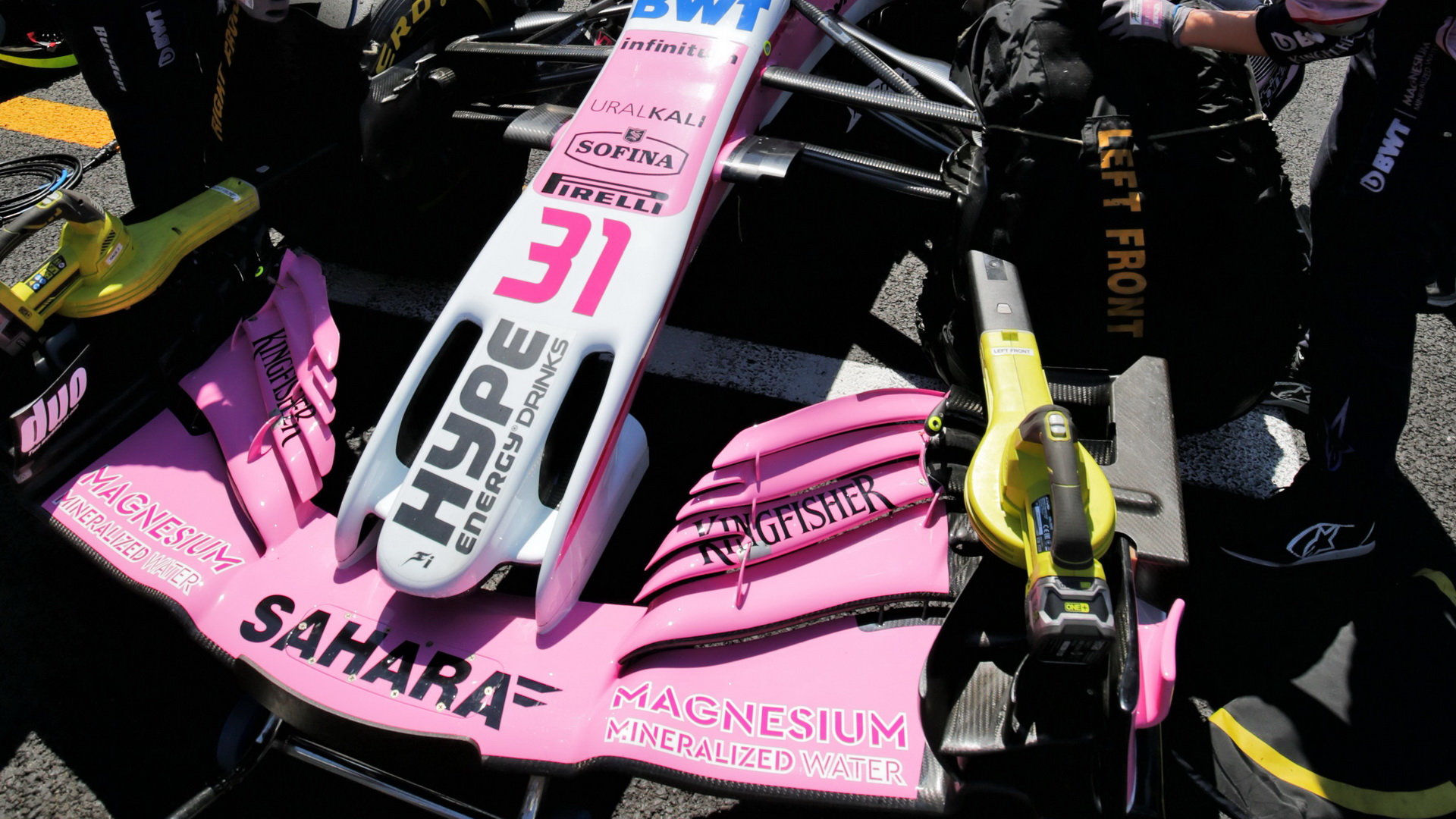 Přední křídlo vozu Force India před závodem v Silverstone