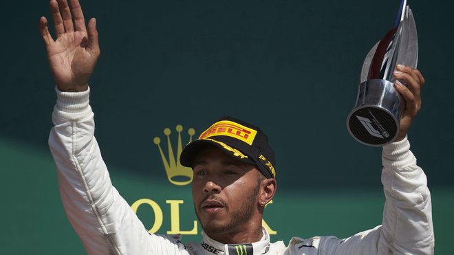 Lewis Hamilton po Velké ceně Británie s trofejí za druhé místo