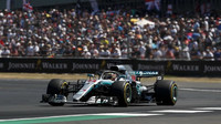 Lewis Hamilton v závodě v Silverstone