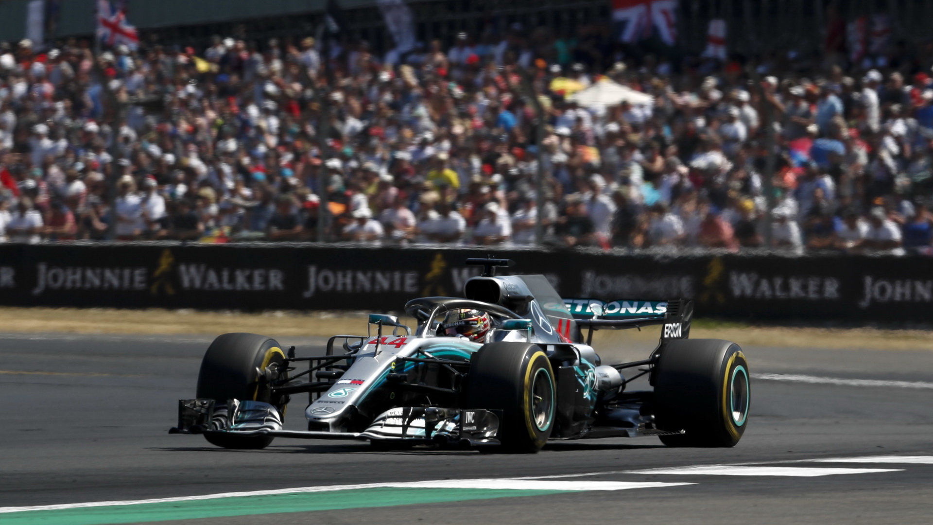 Lewis Hamilton předvedl před svými fanoušky v Silverstone výtečný výkon