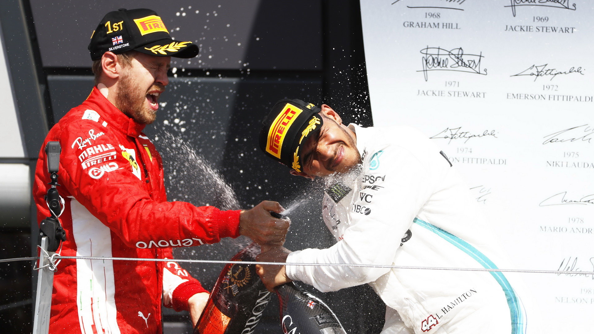 Radost na pódiu - Vettel v Silverstone dojel do cíle před Hamiltonem s náskokem pouhých dvou vteřin