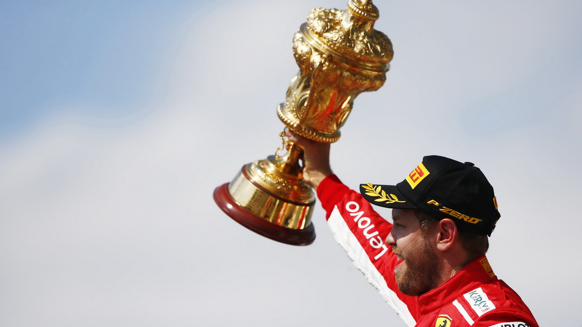 Sebastian Vettel se svou vítěznou trofejí na pódiu po závodě v Silverstone