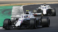 Sergej Sirotkin a Lance Stroll v závodě v Silverstone