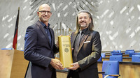Klaus Bischoff, šéfdesignér značky Volkswagen, převzal na slavnostním vyhlášení výsledků soutěže Plus X Award ocenění „Nejinovativnější značka 2018“ od Donata Brandta, generálního ředitele soutěže PLUS X AWARD.