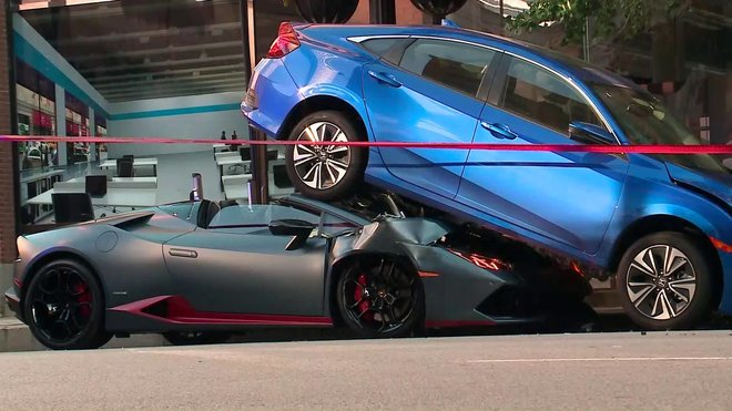 Řidič Lamborghini Huracán po drobné nehodě zazmatkoval a nakonec svůj vůz zdemoloval (zdroj: facebook/WGN TV)