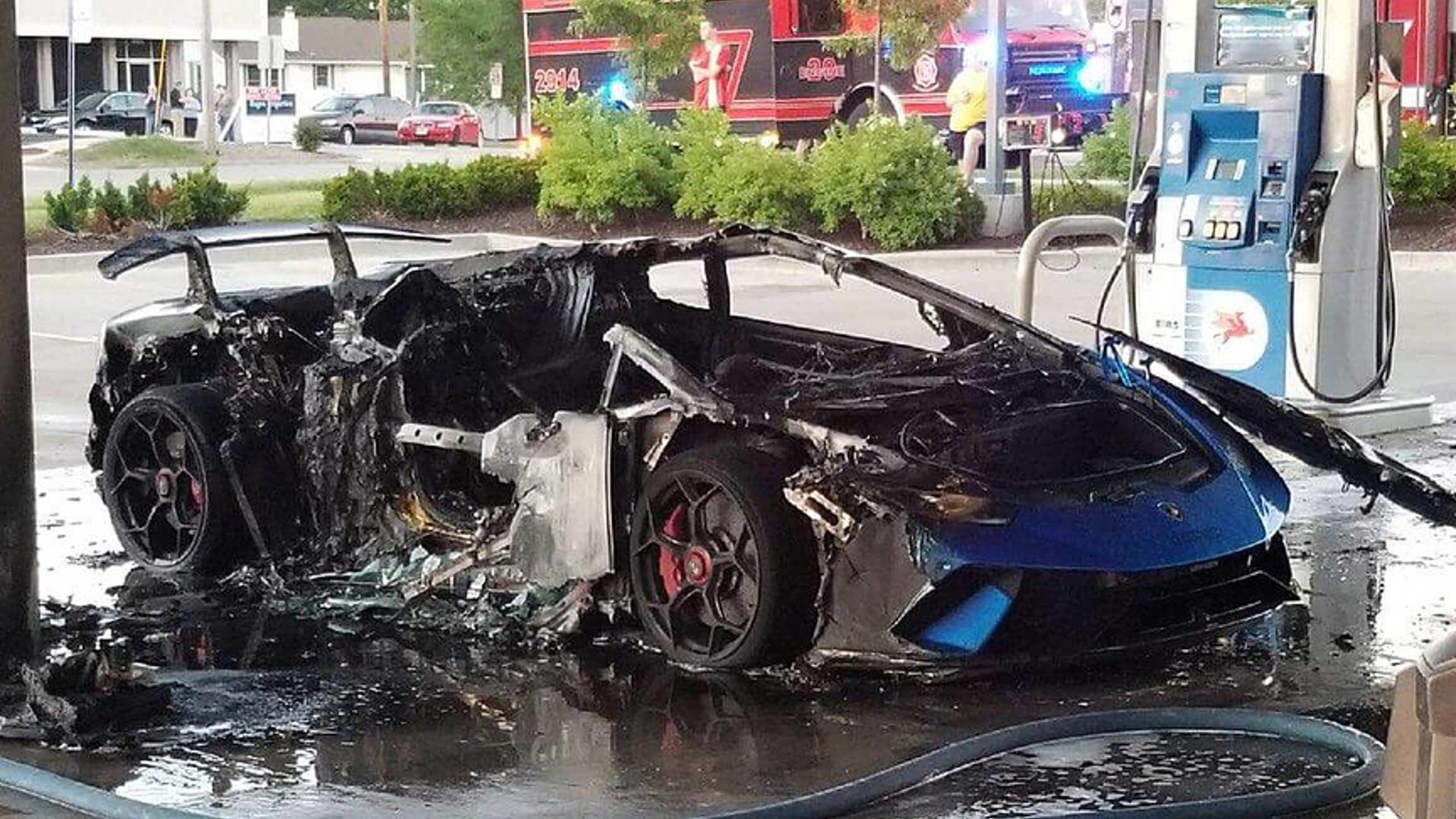 Ze zánovního Lamborghini Huracán Performante zbyla jen ohořelá kostra