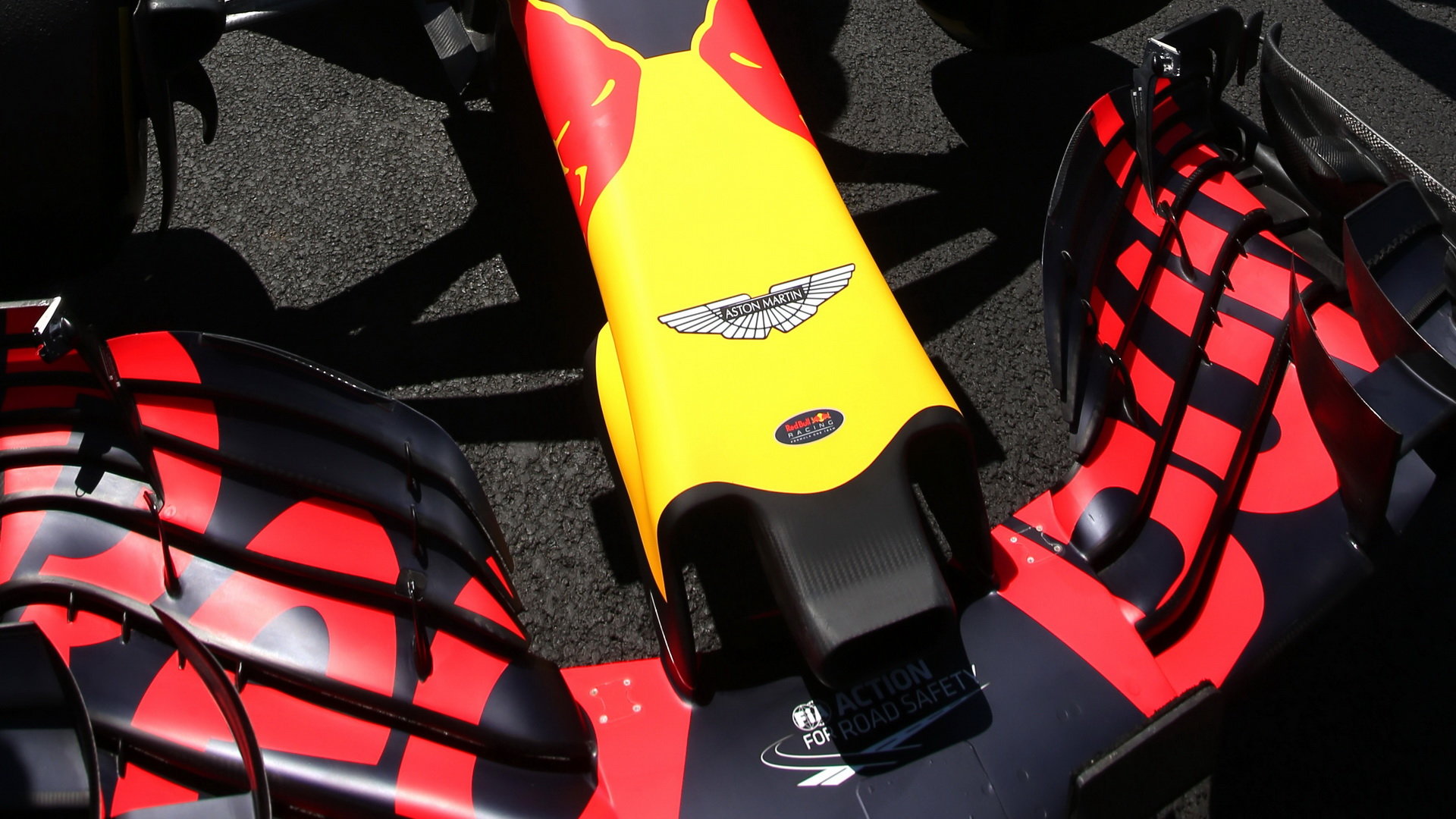 Přední křídlo vozu Red Bull před závodem v Silverstone