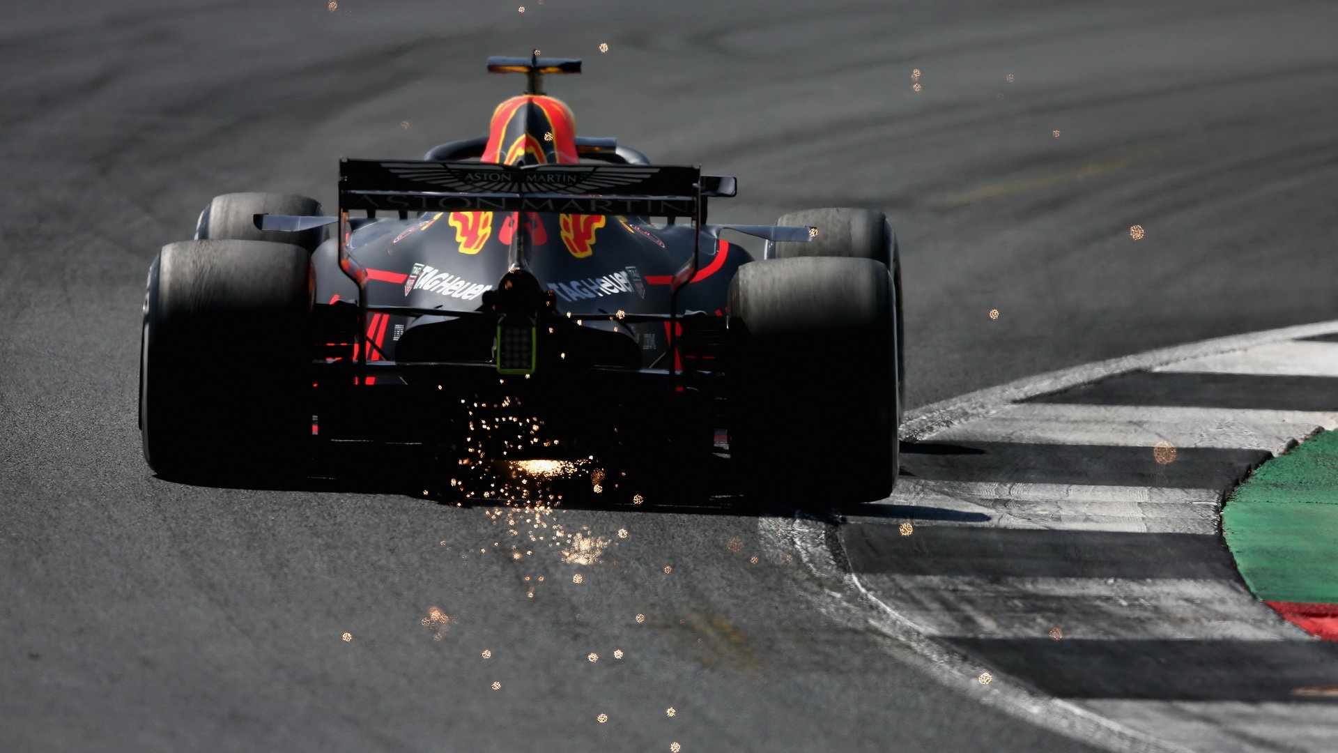 Daniel Ricciardo jiskřil v závodě v Silverstone