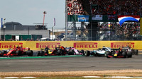 Lewis Hamilton po úvodní kolizi s Kimim Räikkönenem v závodě v Silverstone