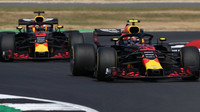 Daniel Ricciardo a Max Verstappen v závodě v Silverstone