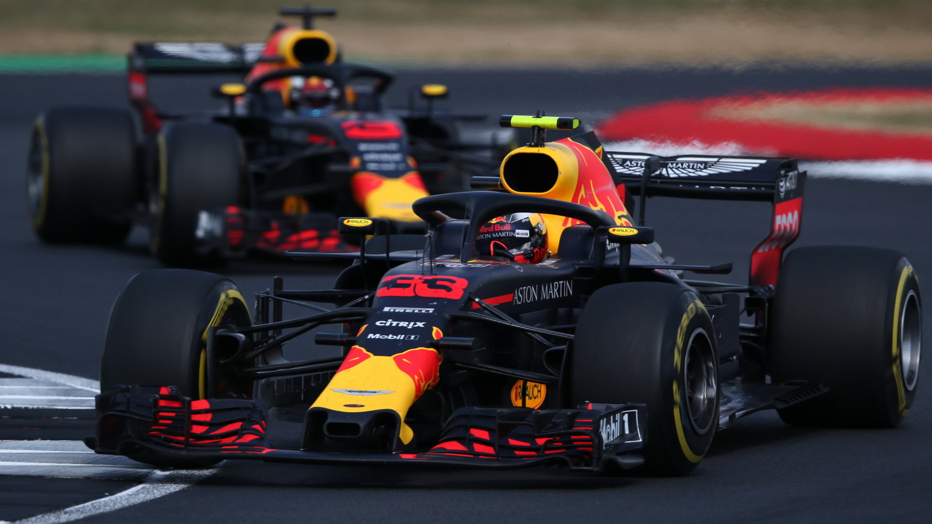 Daniel Ricciardo a Max Verstappen v závodě v Silverstone