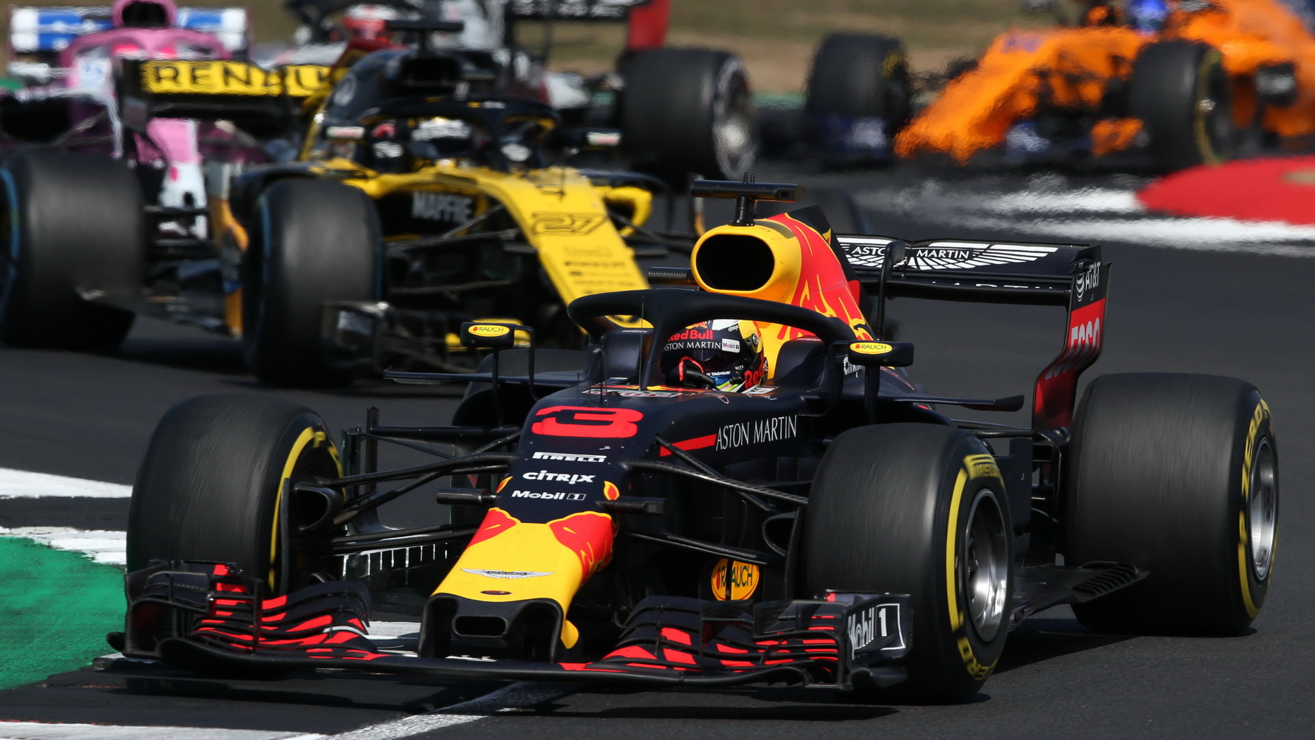Daniel Ricciardo v závodě v Silverstone