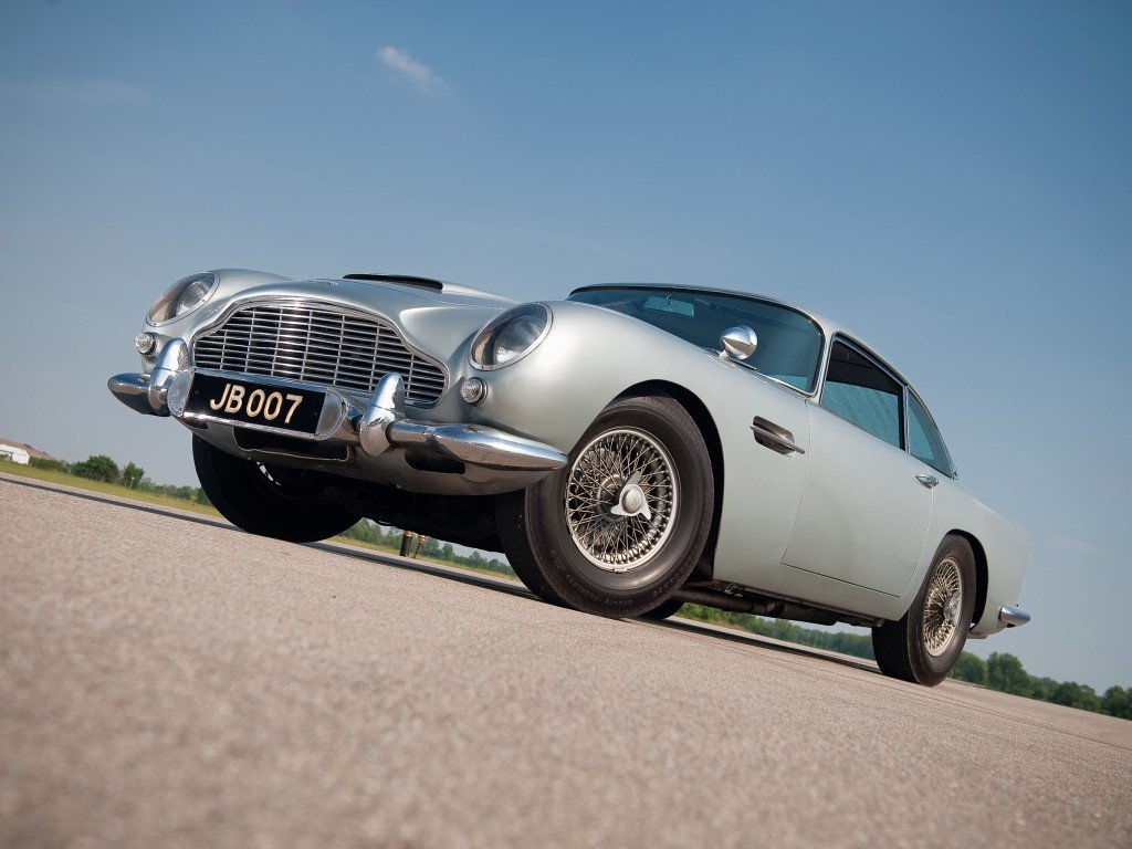 Aston Martin DB5 se stal díky bondovkám jedním z nejikoničtějších automobilů světa