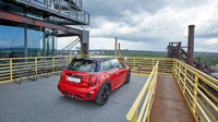 MINI John Cooper Works se vznáší 65 metrů nad Ostravou. Nejvýše umístěný automobil nad terénem v ČR stojí na Bolt Tower v Dolních Vítkovicích.