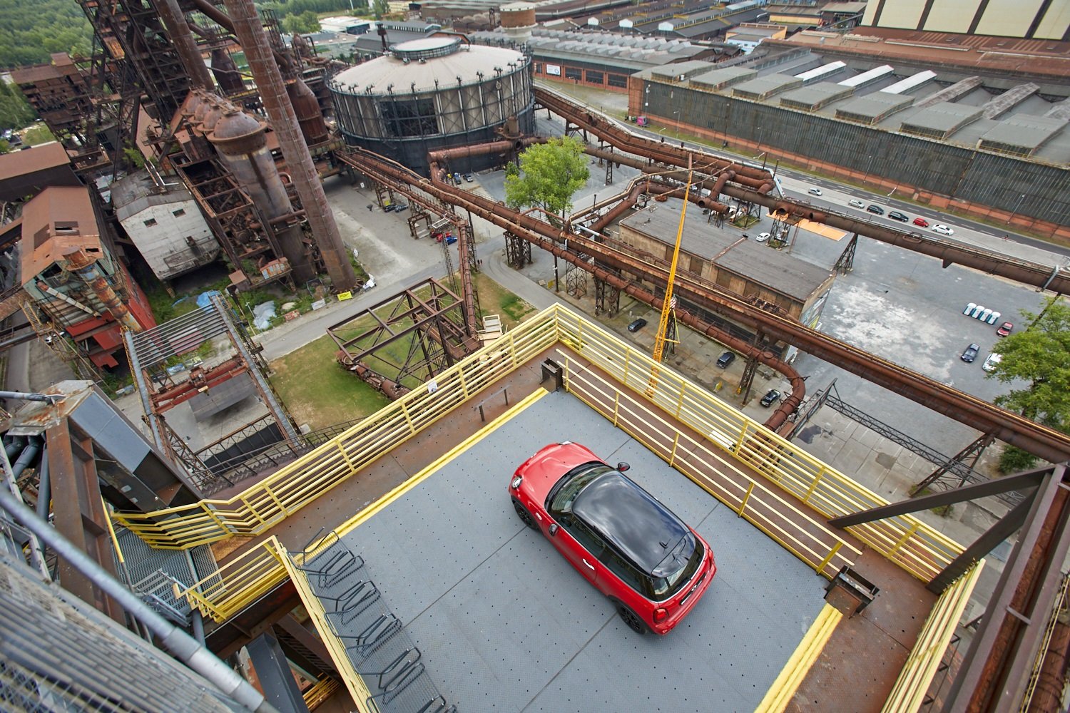 MINI John Cooper Works se vznáší 65 metrů nad Ostravou. Nejvýše umístěný automobil nad terénem v ČR stojí na Bolt Tower v Dolních Vítkovicích.