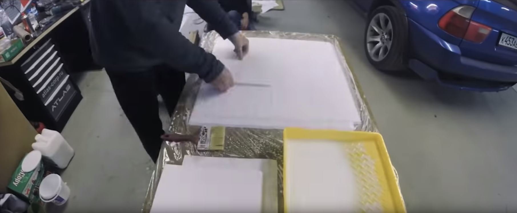 Ruský Youtuber se tentokrát pokusil vyrobit pneumatiky z papíru - přesněji z 10 000 listů kancelářské A4