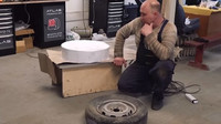 Ruský Youtuber se tentokrát pokusil vyrobit pneumatiky z papíru - přesněji z 10 000 listů kancelářské A4