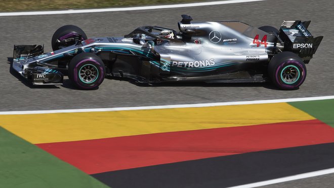 Lewis Hamilton v tréninku v Německu