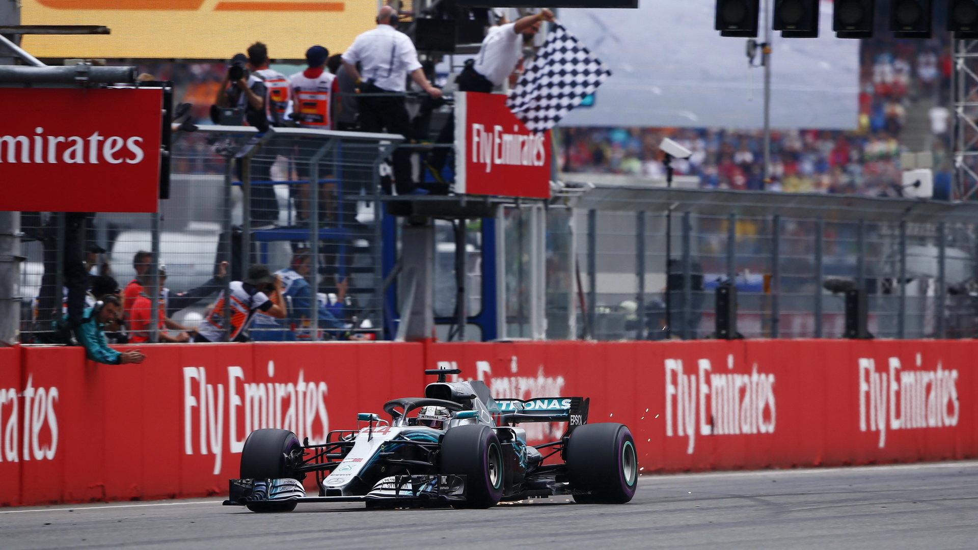 Lewis Hamilton v cíli závodu v Německu