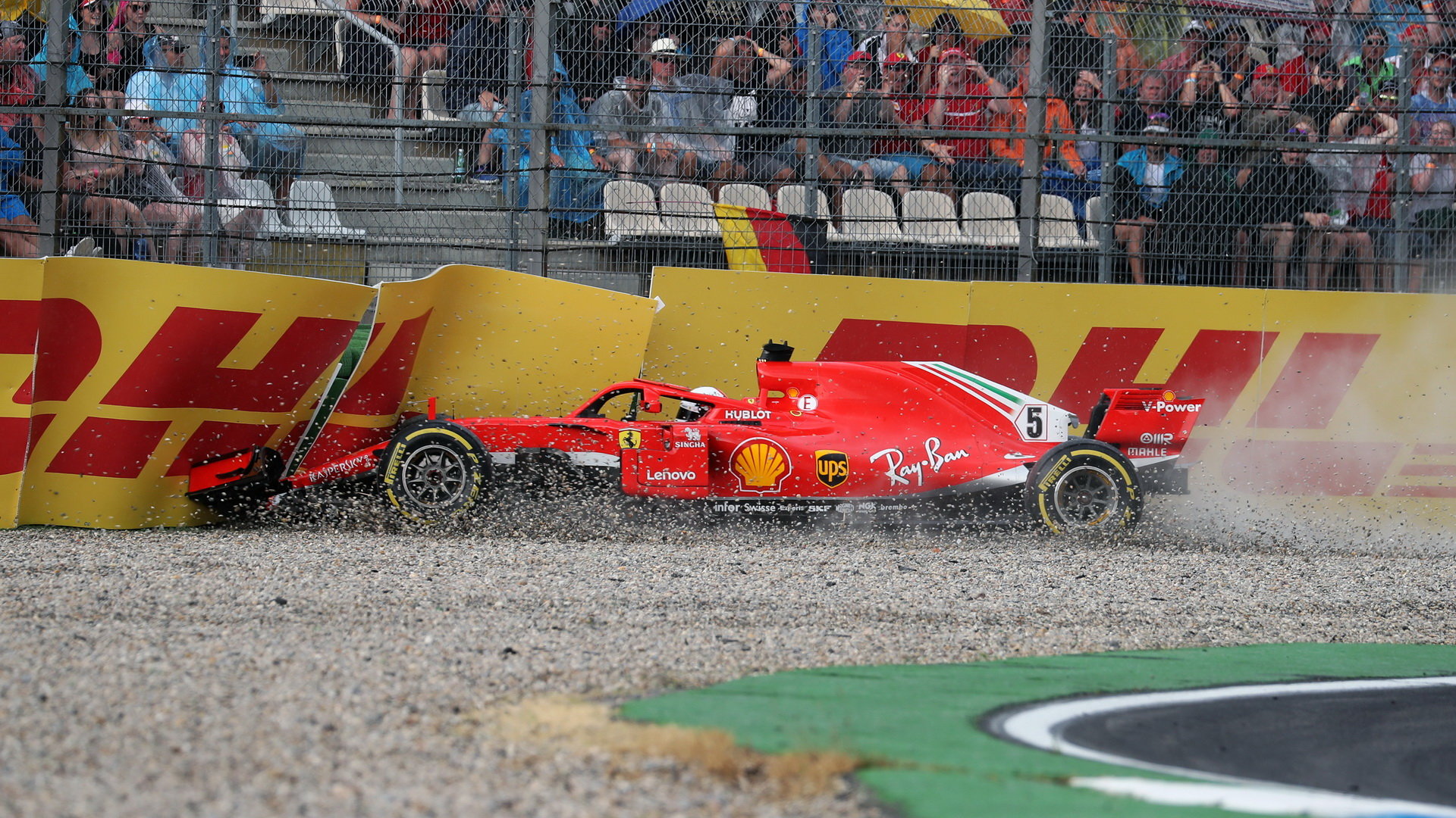 Sebastian Vettel bourá v závodě v Německu