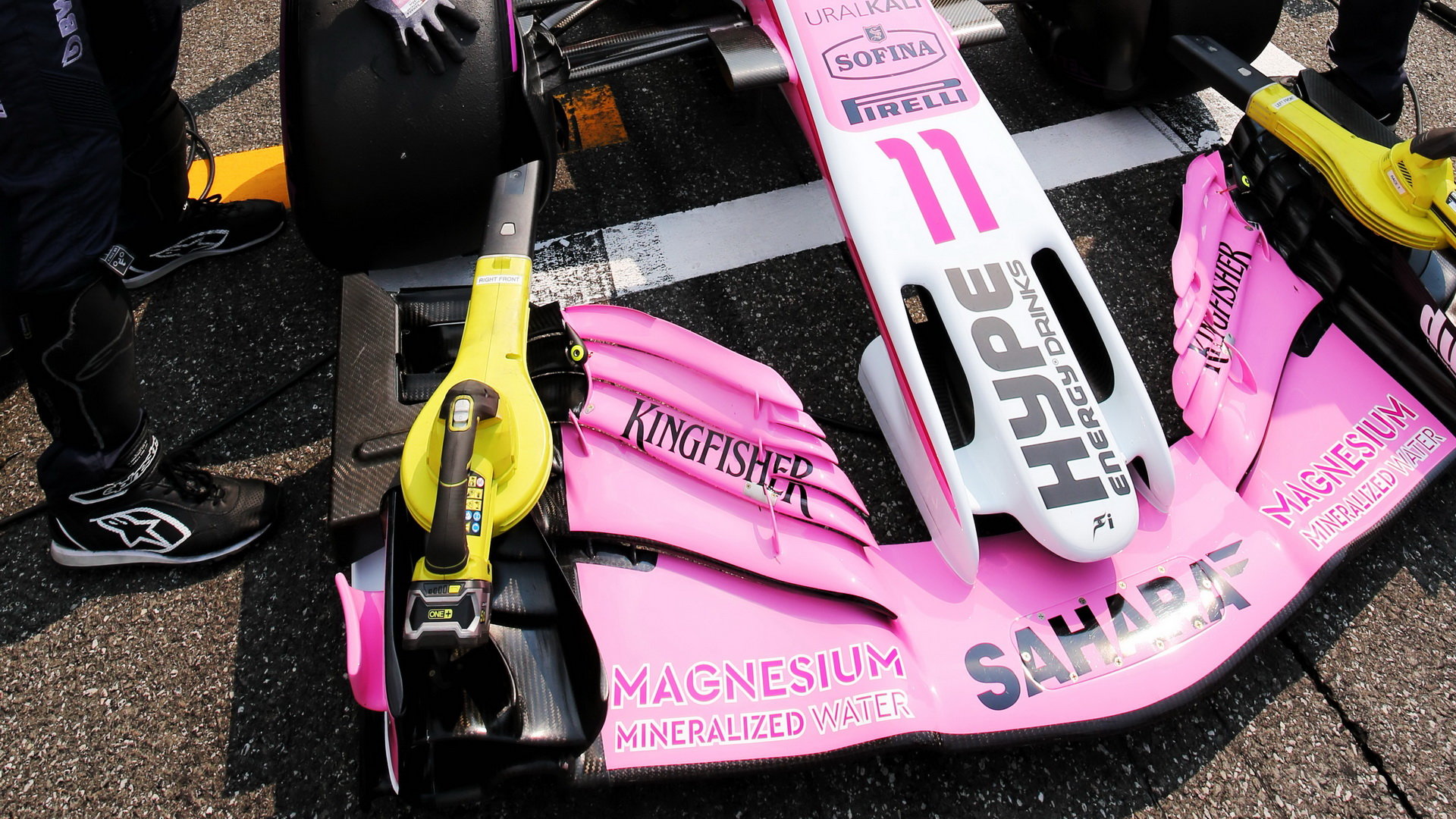 Přední křídlo vozu Force India před závodem v Německu