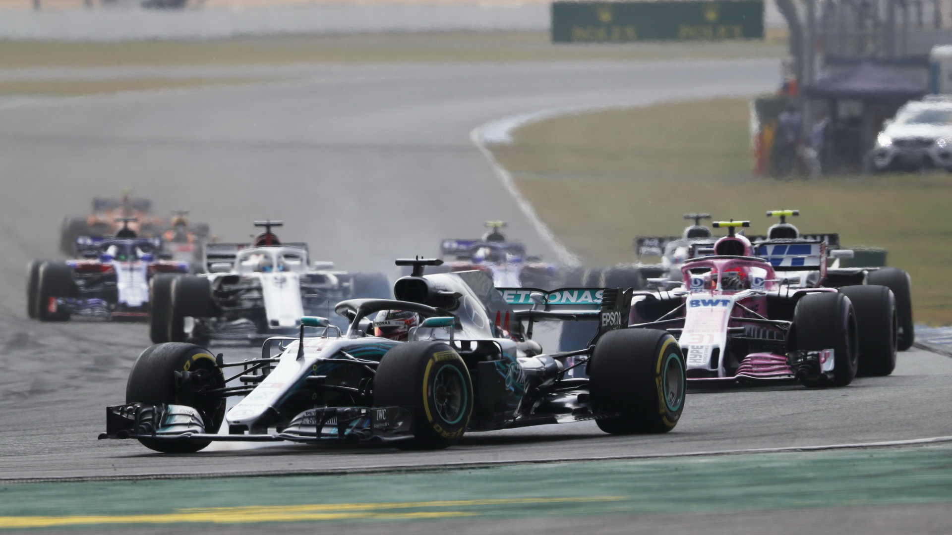 Lewis Hamilton v závodě v Německu