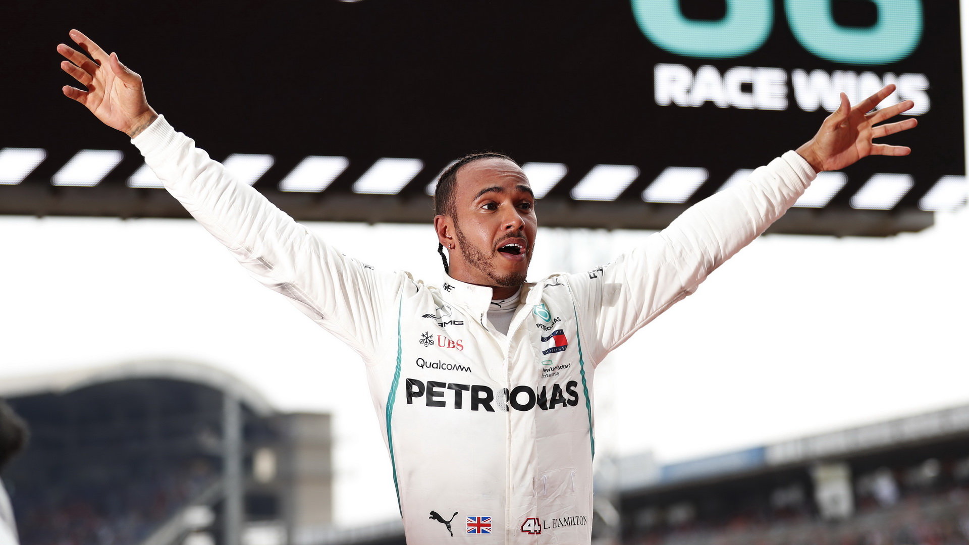 Lewis Hamilton se raduje z vítězství po závodě v Německu