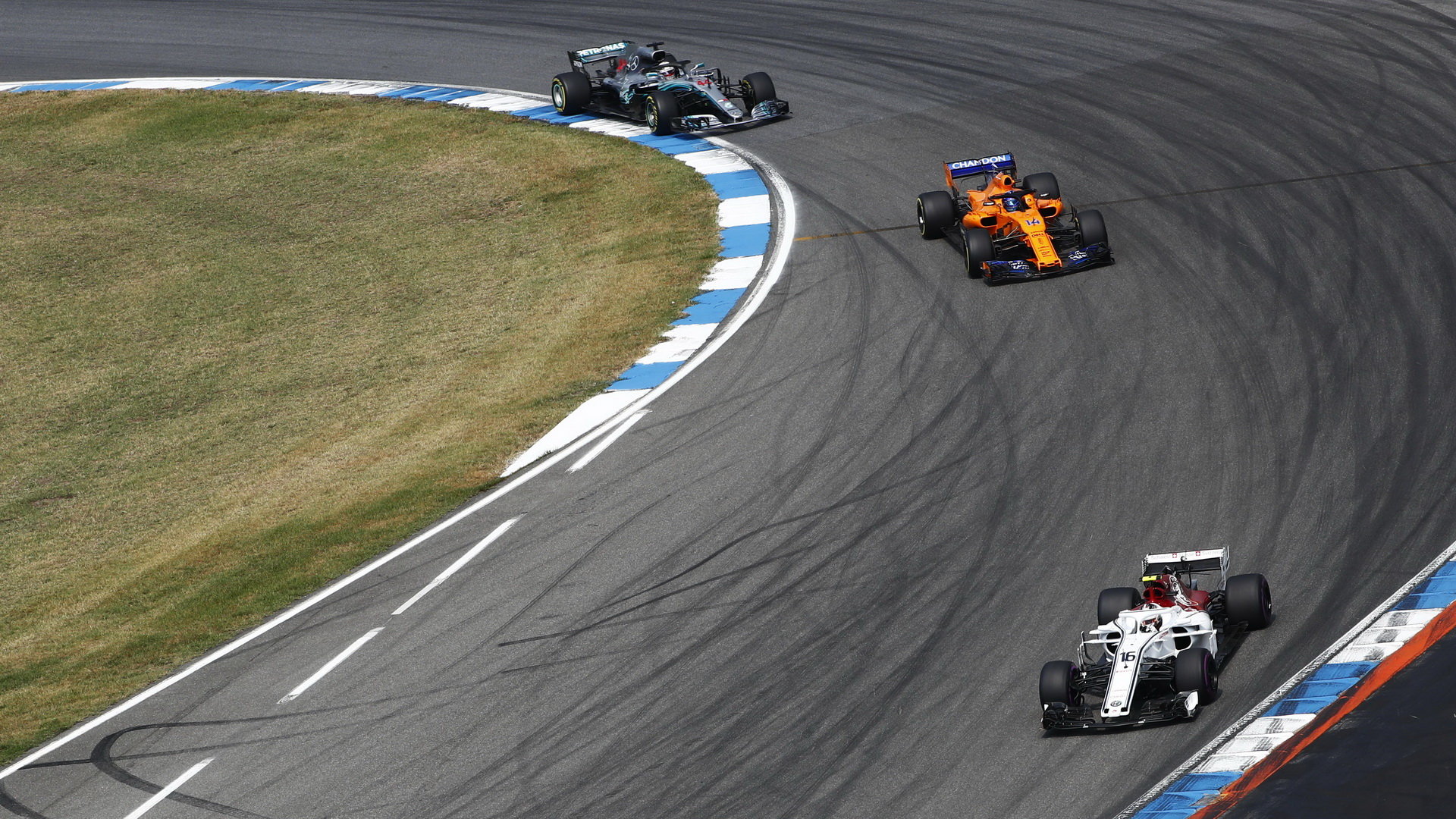 Charles Leclerc,Fernando Alonso a Lewis Hamilton v závodě v Německu