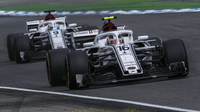 Charles Leclerc a Marcus Ericsson v závodě v Německu