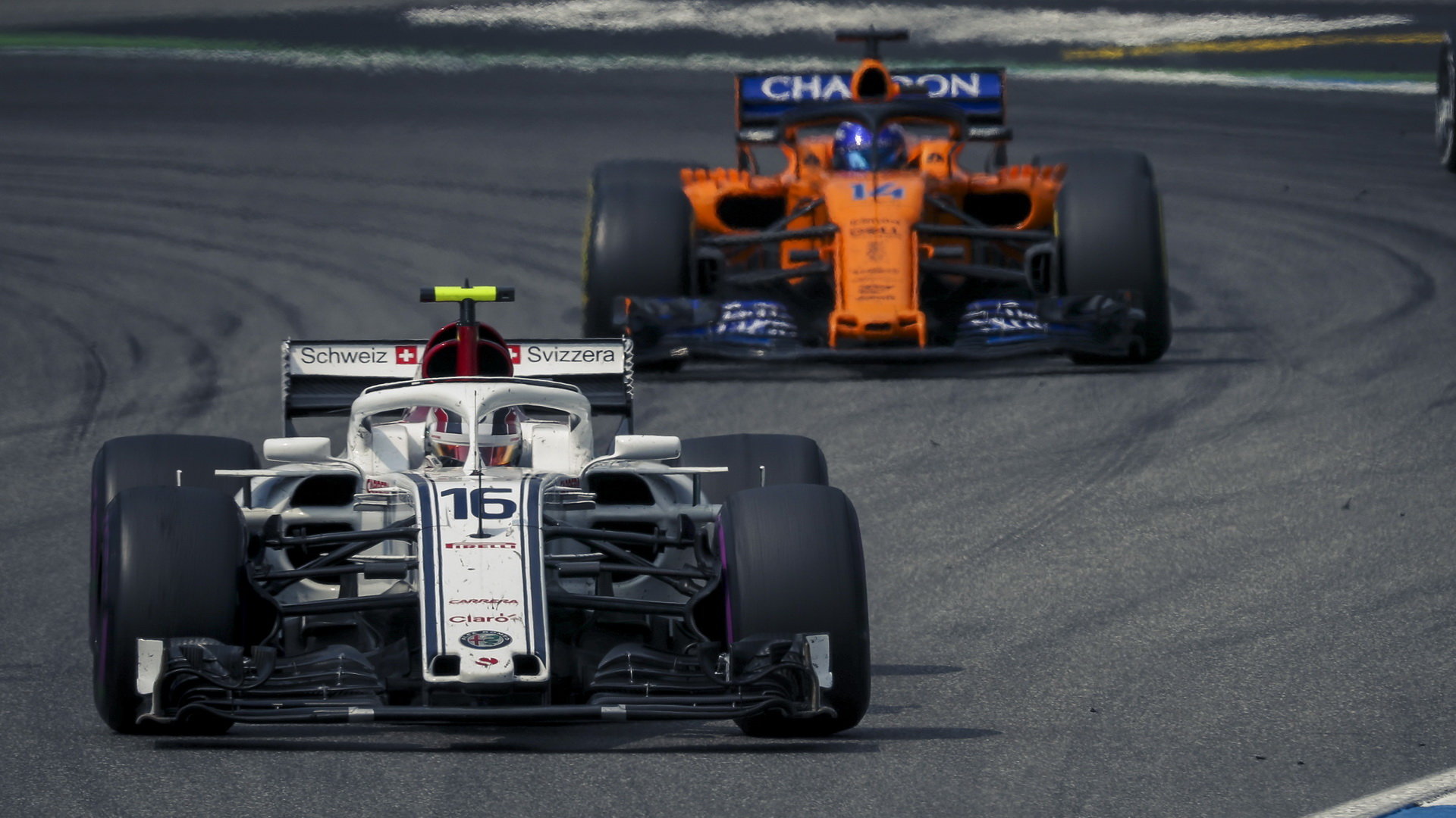 Charles Leclerc a Fernando Alonso v závodě v Německu