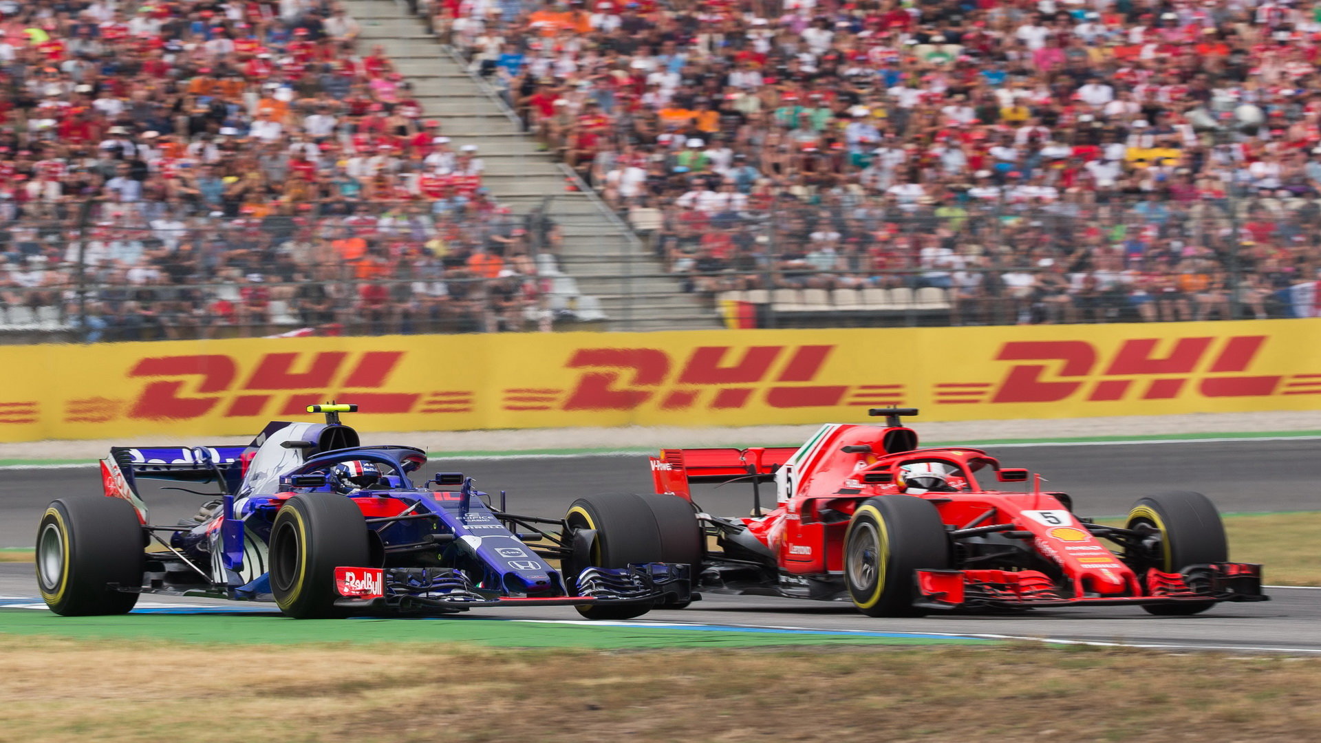 Sebastian Vettel předjížíd Pierre Gaslyho v závodě v Německu