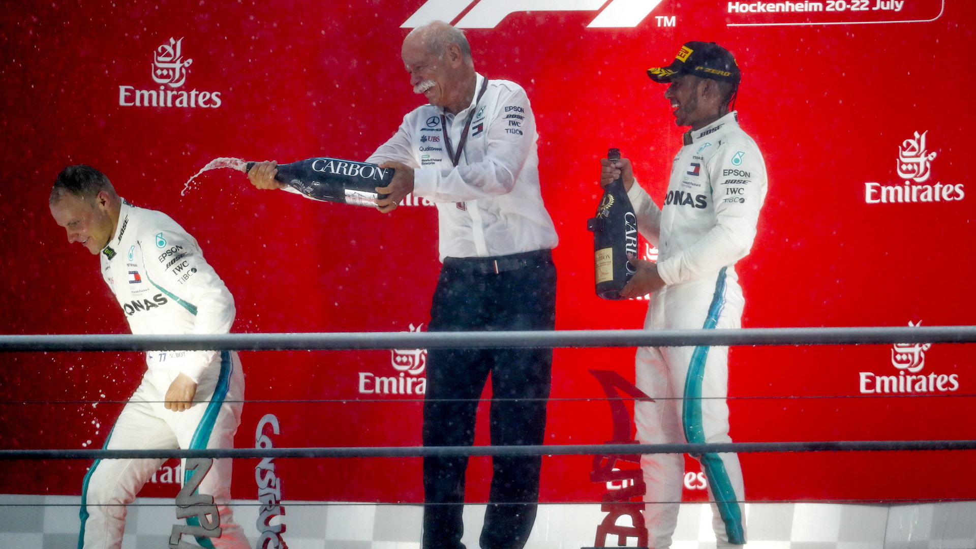 Lewis Hamilton a Valtteri Bottas na pódiu po závodě v Německu