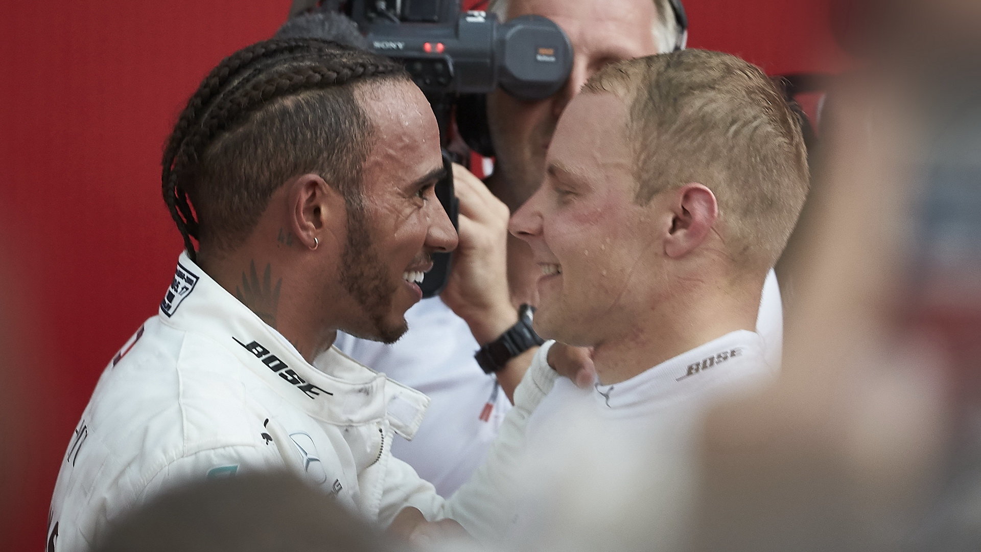 Lewis Hamilton a Valtteri Bottas po závodě v Německu
