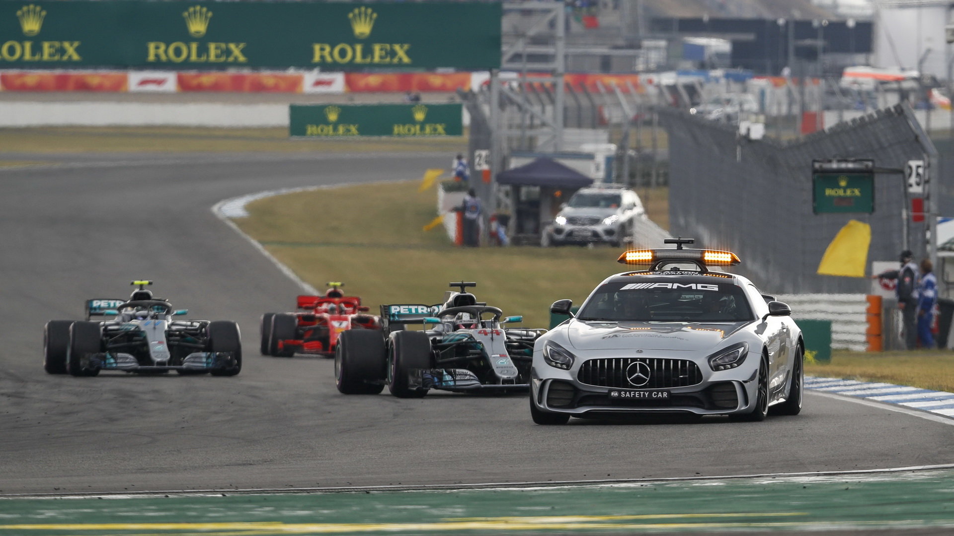 Lewis Hamilton a Valtteri Bottas za Safety carem v závodě v Německu