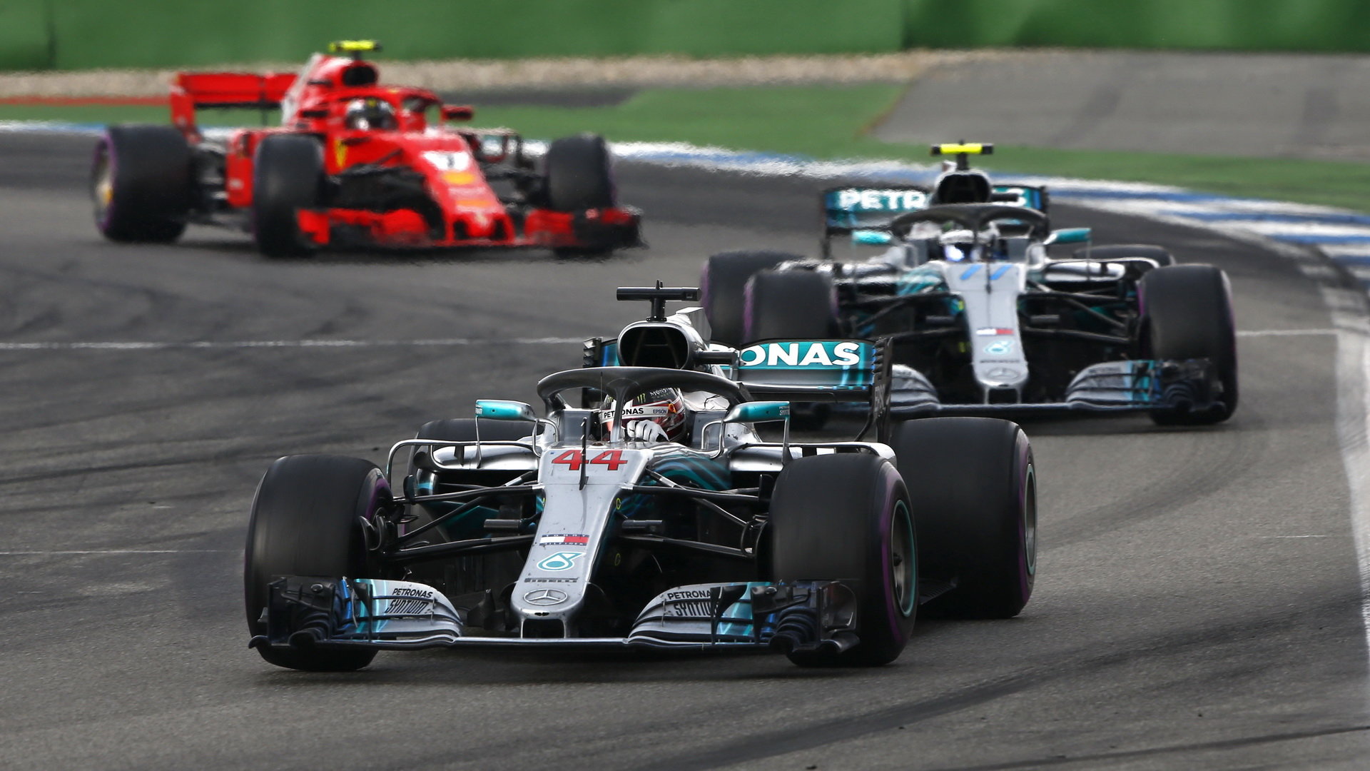 Lewis Hamilton a Valtteri Bottas v závodě v Německu