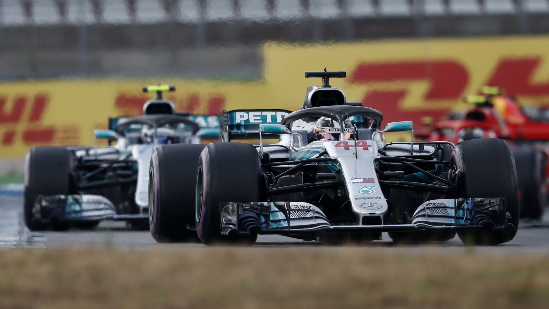 Lewis Hamilton a Valtteri Bottas v závodě v Německu