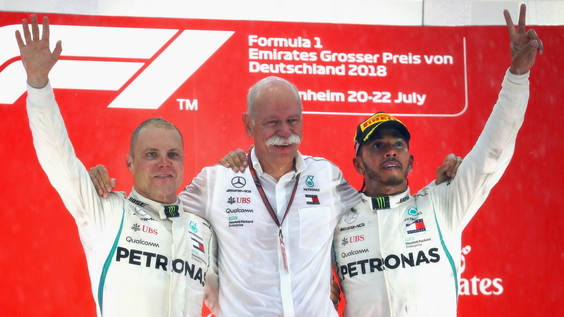 Lewis Hamilton a Valtteri Bottas na póidu po závodě v Německu