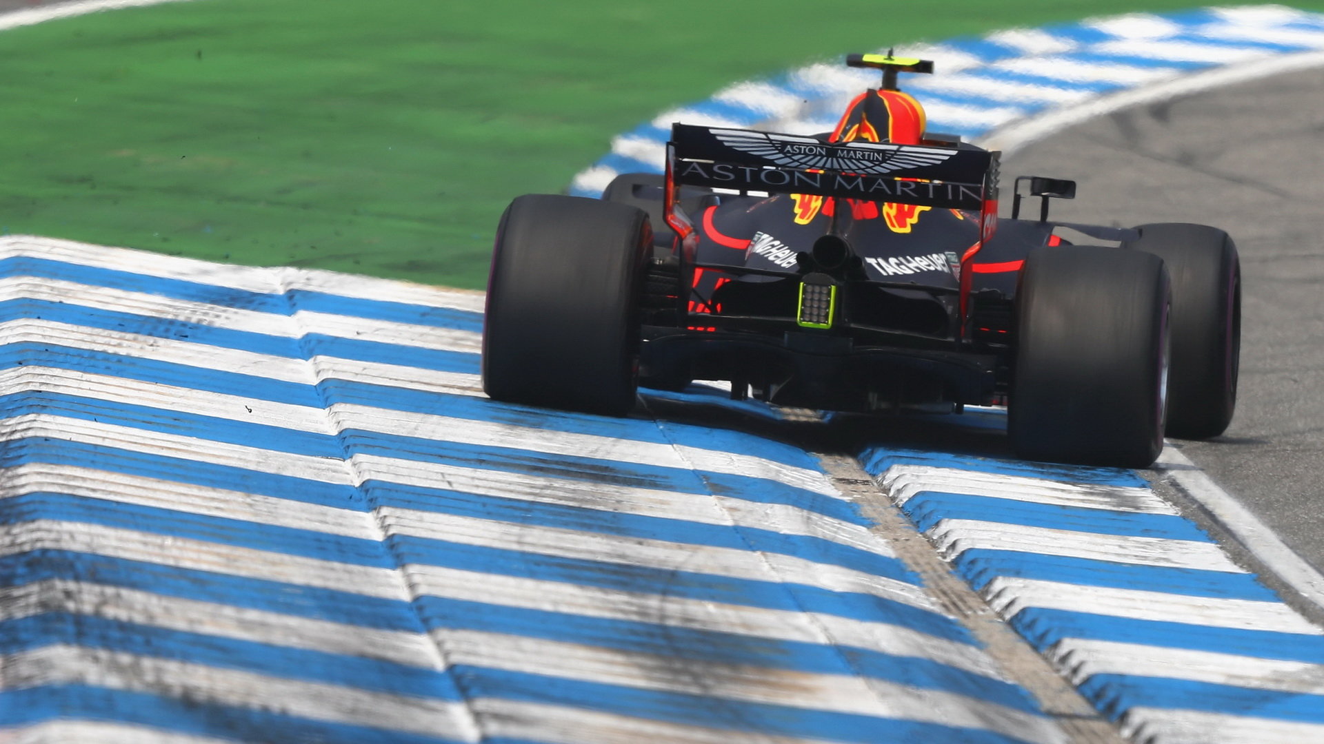 Red Bullu se nedostává takové podpory jako továrnímu týmu Renaultu