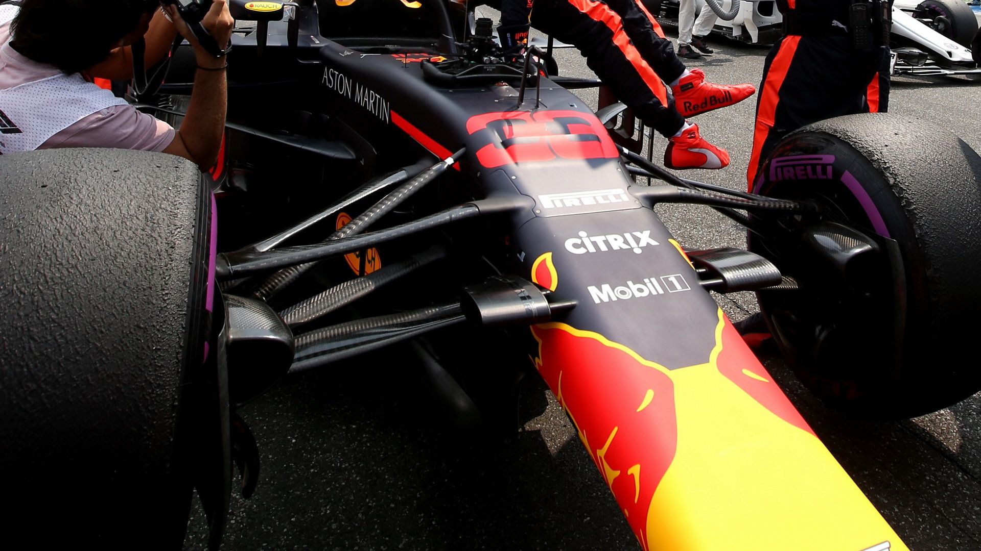 Přední zavěšení vozu Red Bull před závodem v Německu