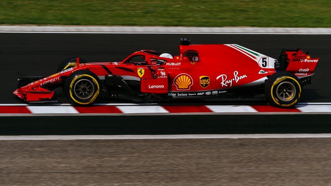 Ferrari má momentálně nad Mercedesem navrch, přidá tento víkend další výhru na domácí půdě?