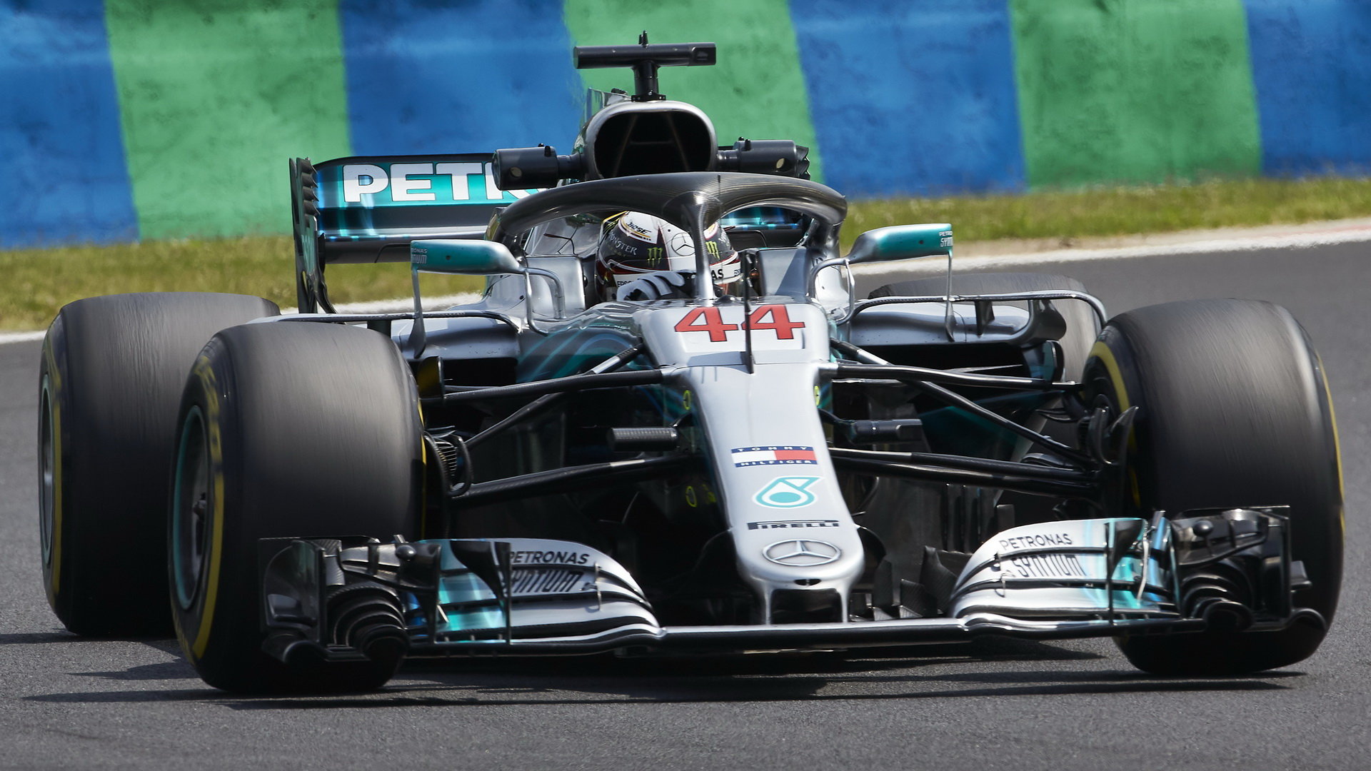 Lewis Hamilton s Mercedesem F1 W09 během tréninku na Velkou cenu Maďarska