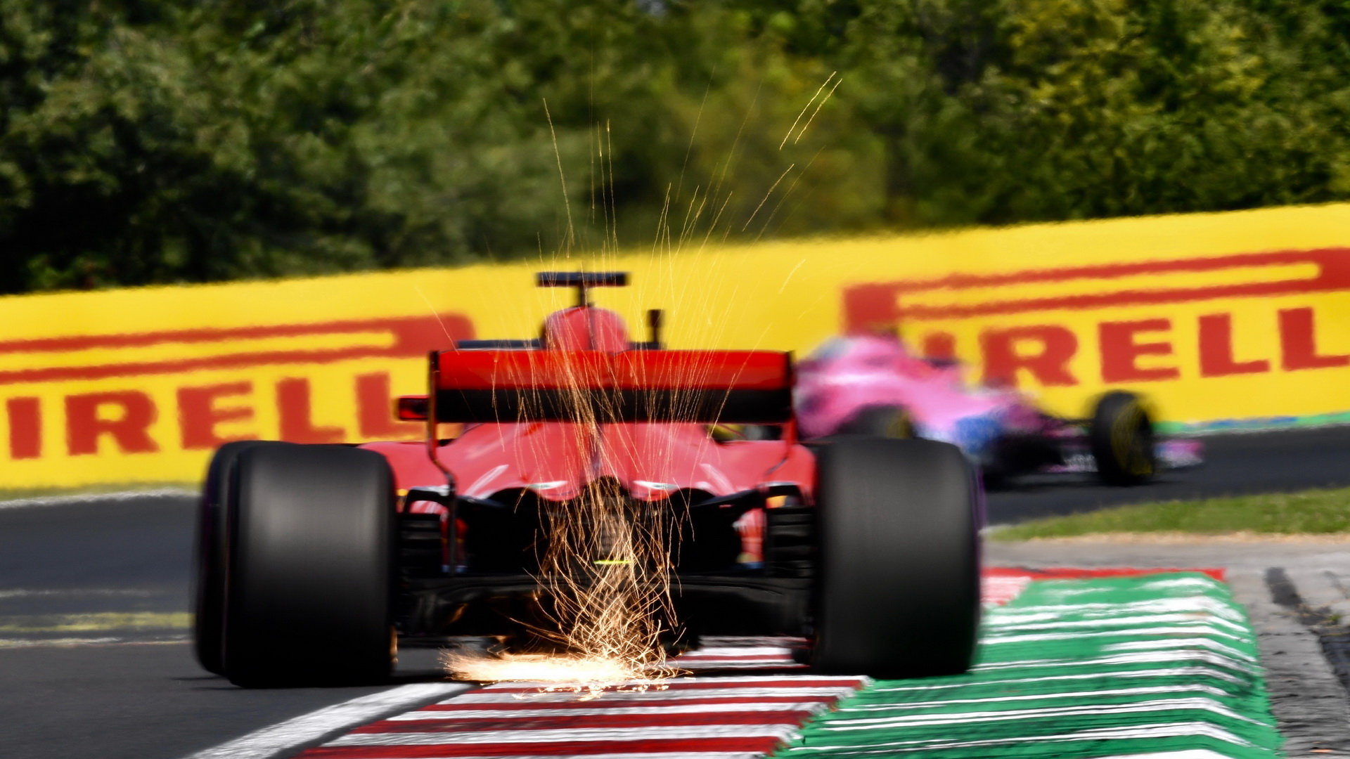 Sebastian Vettel jiskřil v tréninku v Maďarsku