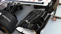 Detail předního křídla vozu Sauber v tréninku v Maďarsku